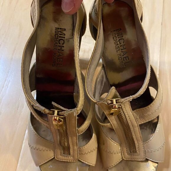 Michael Kors Berkeley T strap patent beige sandal in size 6.5 - Picture 6 of 14